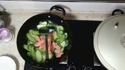 小瓜如何做成菜吃视频